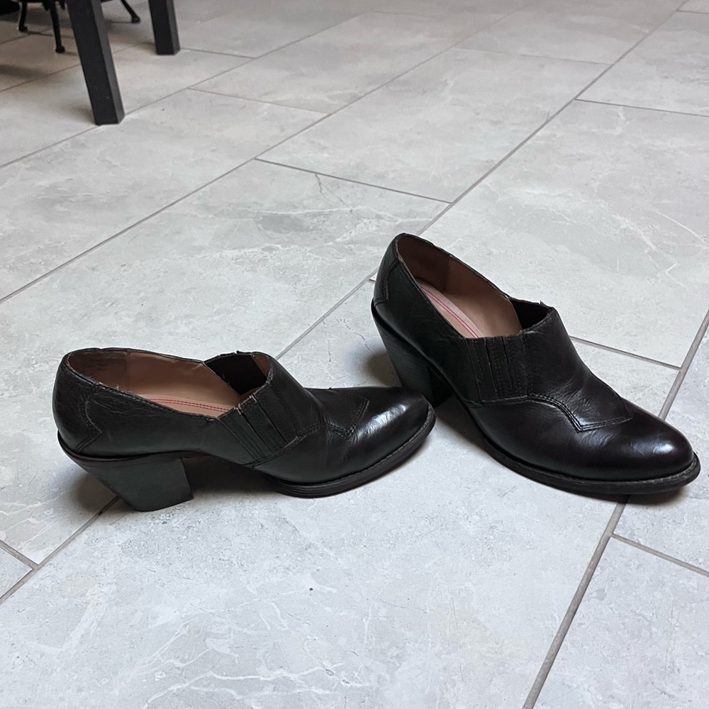 5|48 Darian Saks Fifth Avenue Bootie